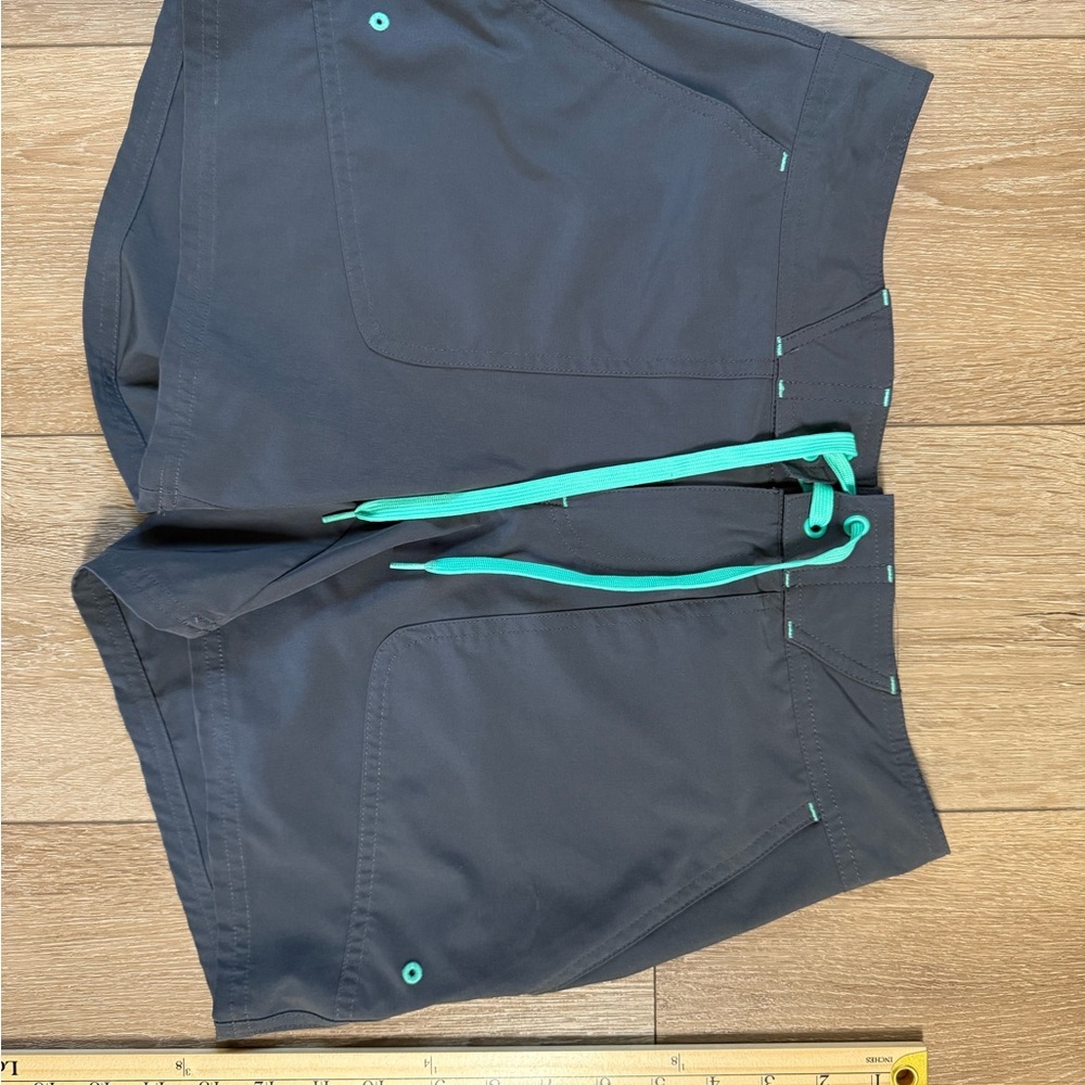 L.L. Bean Gray and Green Cargo Shorts Modern Fit - Picture 4 of 6